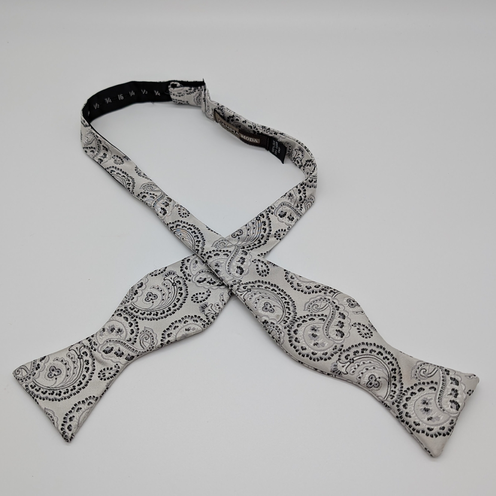 Campia Moda Elegant Paisley Bow Tie  Black On Silver